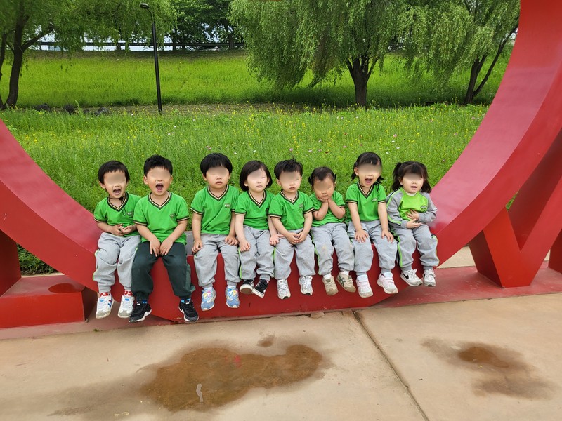 여름 햇살 아래 함께 웃어요